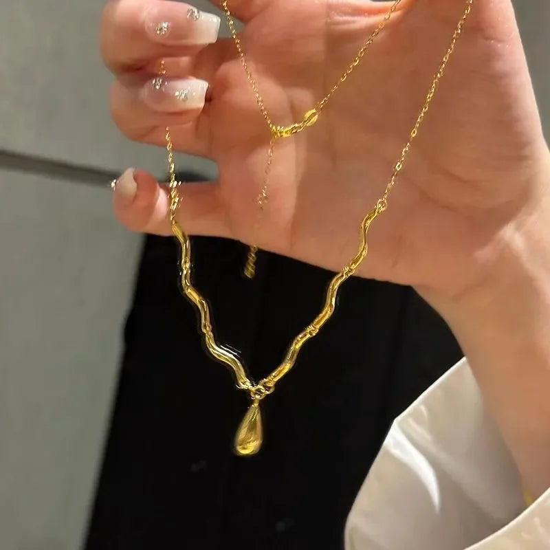 New in Vintage Glossy Water Droplet Necklaces Light Luxury Laziness High Quality Irregular Tassel Collar Chain Fine Jewelry (074)