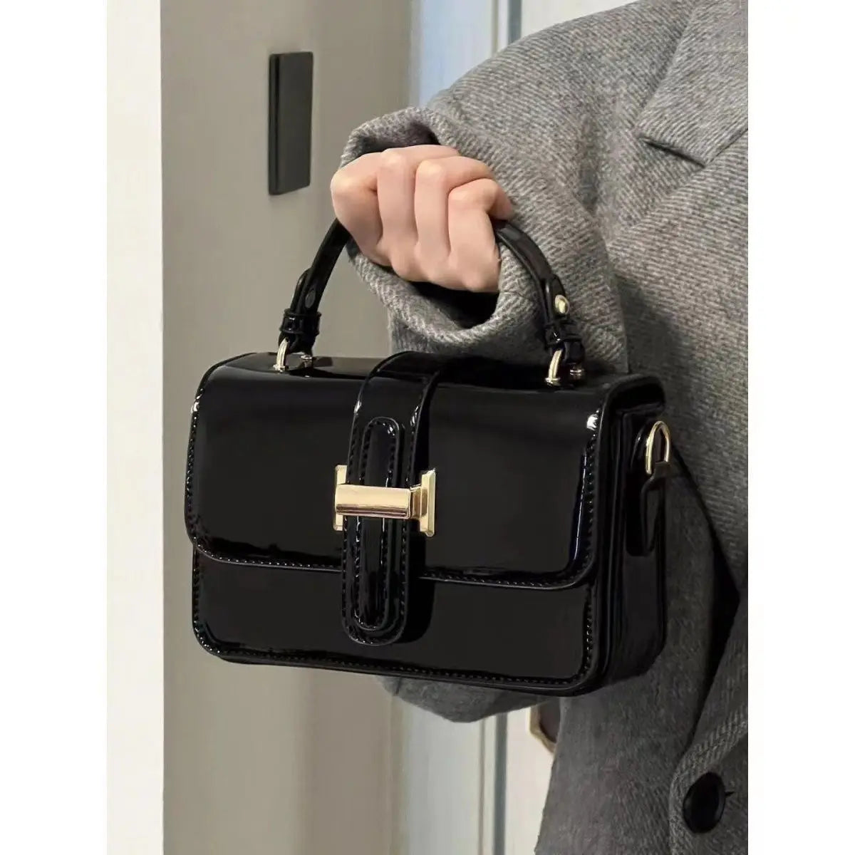 Small Square Bag with High-End Design and Glossy Finish for Women 2024 New Stylish and Versatile Single Shoulder Crossbody Bag (029)
