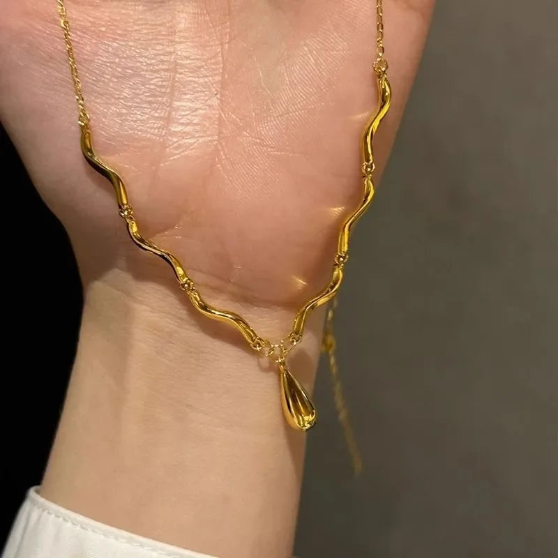 New in Vintage Glossy Water Droplet Necklaces Light Luxury Laziness High Quality Irregular Tassel Collar Chain Fine Jewelry (074)