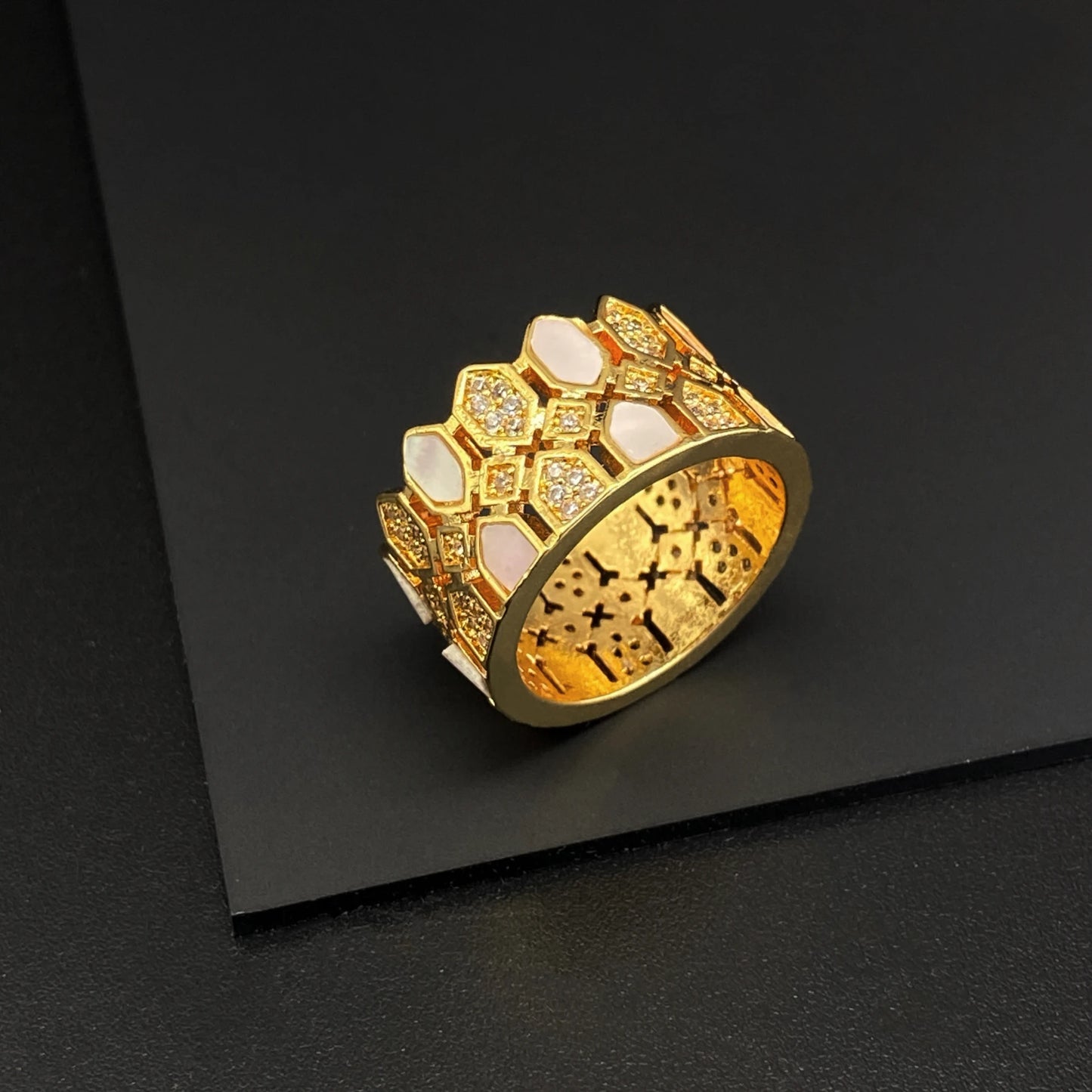 HY Hot Shell Electro Plated18K Gold Women'S 4-Piece Suit Neck Chain Earrings Bracelet Ring Wedding Party Gift Anniversary (067)