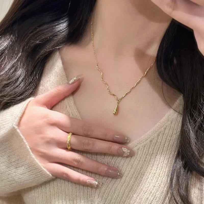 New in Vintage Glossy Water Droplet Necklaces Light Luxury Laziness High Quality Irregular Tassel Collar Chain Fine Jewelry (074)