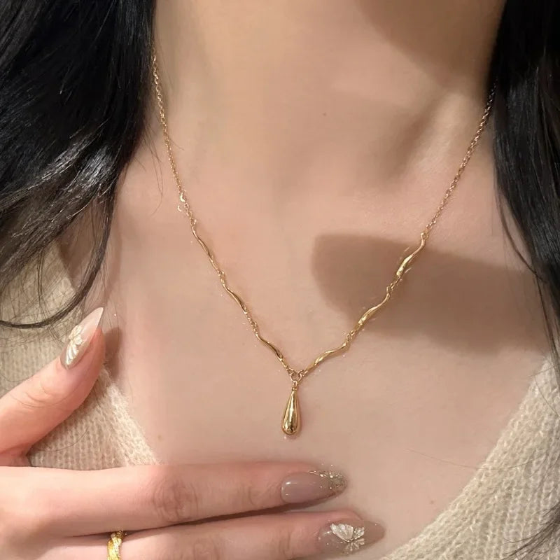 New in Vintage Glossy Water Droplet Necklaces Light Luxury Laziness High Quality Irregular Tassel Collar Chain Fine Jewelry (074)